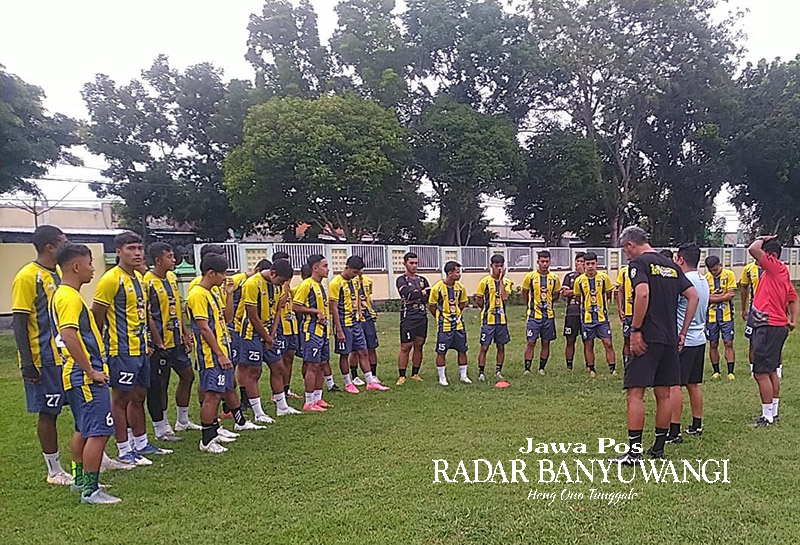 TANDANG AWAL: Tim Banyuwangi Putra berlatih di lapangan sepak bola Reso Truno, Pacul, Bojonegoro, Rabu (17/1).