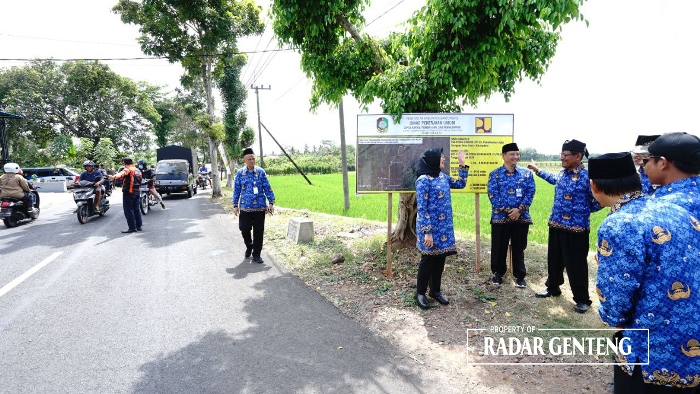 BUNGA DESA: Bupati Banyuwangi Ipuk Fiestiandani bersama DPUCKPP meninjau jalur lingkar di Desa Dasri, Kecamatan Tegalsari pada Rabu (17/1).