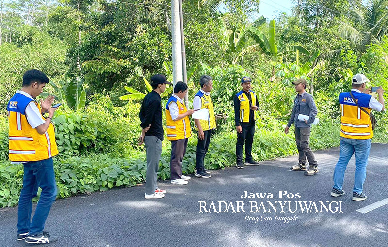 TINJAU LAPANG: Petugas Dinas PU-CKPP Banyuwangi dan BPJN Provinsi Jatim survei lokasi Inpres jalan daerah di Desa Pakel, Kecamatan Licin, Banyuwangi.