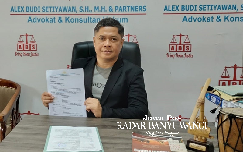 BUKTI: Kuasa hukum warga, Alex Budi Setiyawan, menunjukkan surat gugatan saat ditemui di kantornya Kelurahan Tamanbaru, Jumat (19/1).