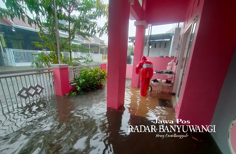 KEBANJIRAN: Sejumlah warga Perumahan Bunga Residence membersihkan air yang menggenangi rumahnya usai diguyur hujan deras tahun 2023 lalu.