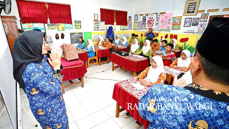 CEGAH PERUNDUNGAN: Bupati Ipuk Fiestiandani saat memberikan motivasi dan pengarahan kepada para siswa SDN 1 Dasri, Kecamatan Tegalsari, pada Rabu (17/1) lalu.