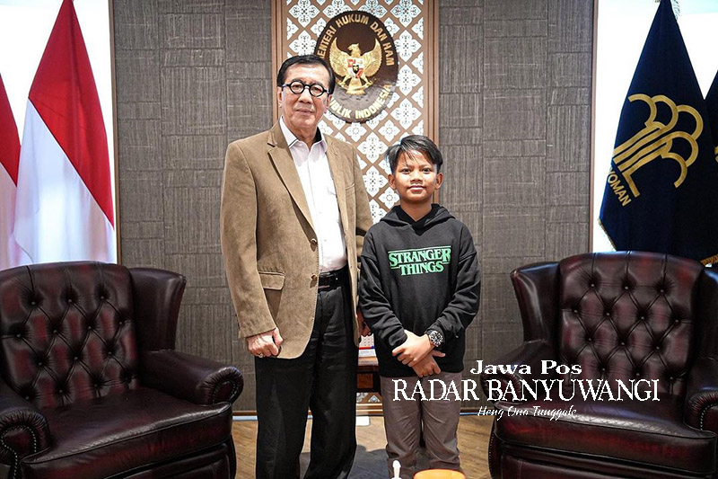 PAK MENTERI TURUT PRIHATIN: Farel Prayoga berfoto bersama dengan Menkumham Yasonna Laoly di Jakarta Kamis lalu (18/1).