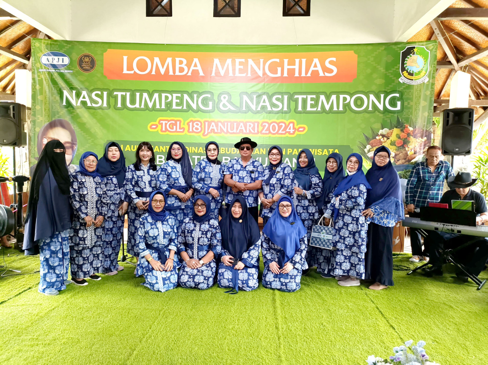 PENUH KREATIVITAS: Pengurus dan anggota DPC APJI berfoto bersama usai lomba.