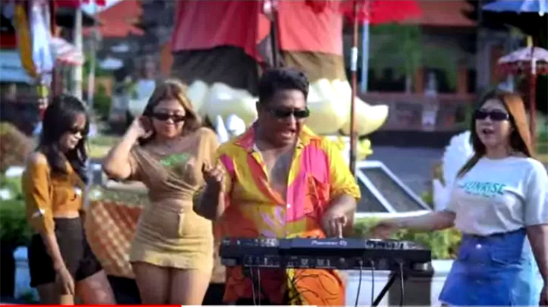 Tampilan DJ Mahesa dalam klip &lsquo;Bungut Knalpot Brong&rsquo; bersama X Made.
