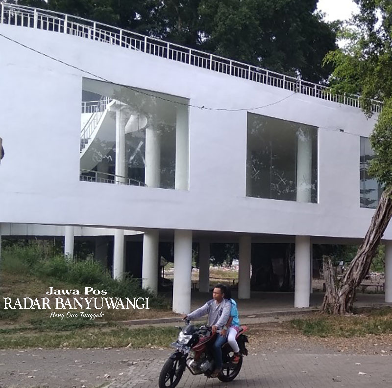 TINGGI: Kawasan Pasar Hewan Rogojampi dengan latar belakang puncak pohon beringin yang menjulang tinggi.
