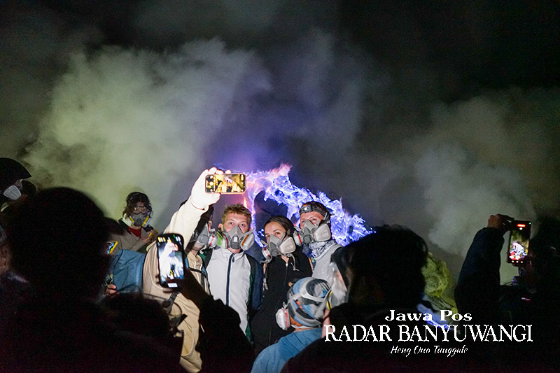 WAJIB LAMPIRKAN SURAT SEHAT: Pengunjung Ijen menyaksikan keelokan blue fire di dekat kawah. Pengunjung diizinkan naik Ijen asalkan bisa menunjukkan surat keterangan sehat dari dokter.