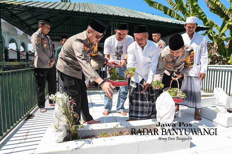 CINTA ULAMA: Kapolresta Banyuwangi Kombespol Deddy Foury Millewa berziarah ke makam Kiai Saleh di Kelurahan Lateng, Kecamatan Banyuwangi, beberapa waktu lalu.