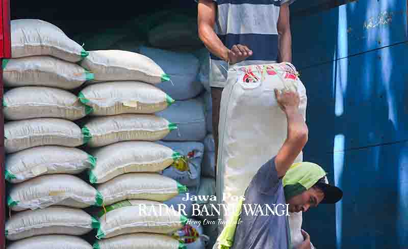 BAHAN PANGAN: Pekerja mengangkut karung berisi beras di Banyuwangi pekan lalu.