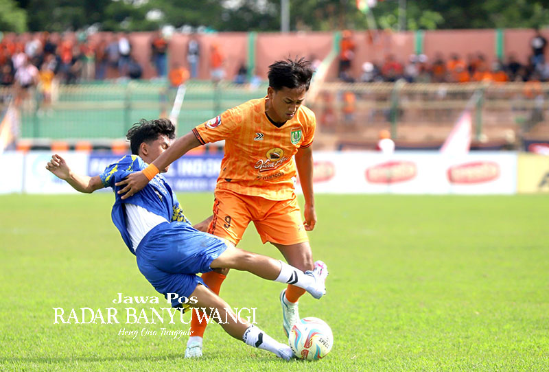 KALAH TIPIS: Pemain Banyuwangi Putra (biru) mencoba menghalangi pemain Persibo Diego Banowo pada babak 16 besar Liga 3 Jatim di Stadion Letdjen Soerdirman Bojonegoro, Sabtu (20/1/24).