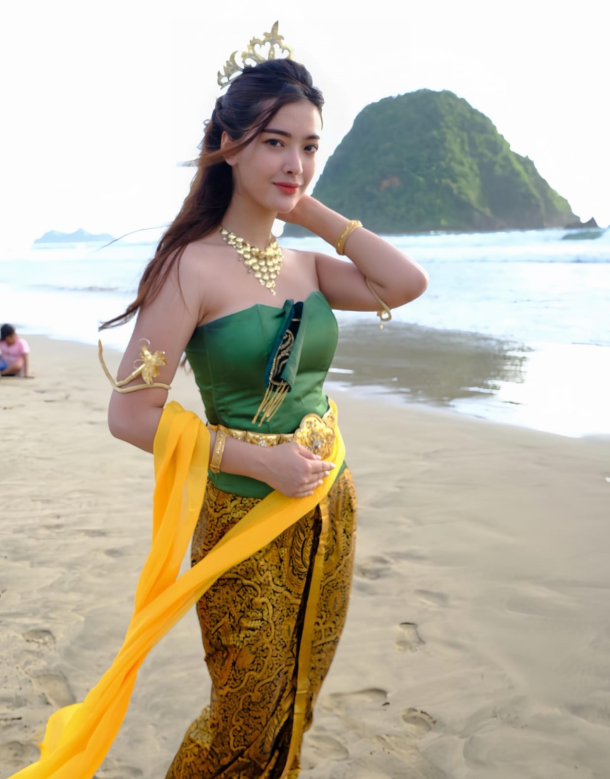 ANGGUN: Dara Sarasvati saat berpose menggunakan pakaian khas Badarawuhi dengan latar Pulau Merah di Dusun Pancer, Desa Sumberagung, Kecamatan Pesanggaran Minggu (21/1).