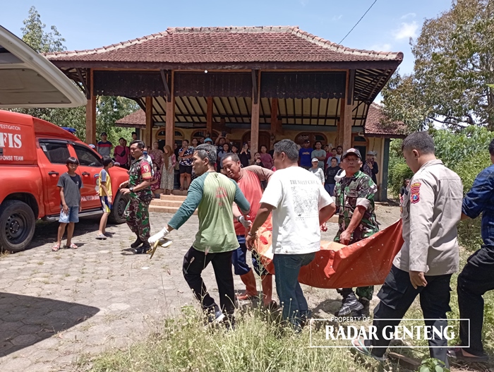 TANPA IDENTITAS: Petugas medis Puskesmas Benculuk dibantu anggota Koramil dan Polsek Cluring mengevakuasi jenazah perempuan paro baya yang gantung diri di rumah kosong Desa/Kecamatan Cluring.