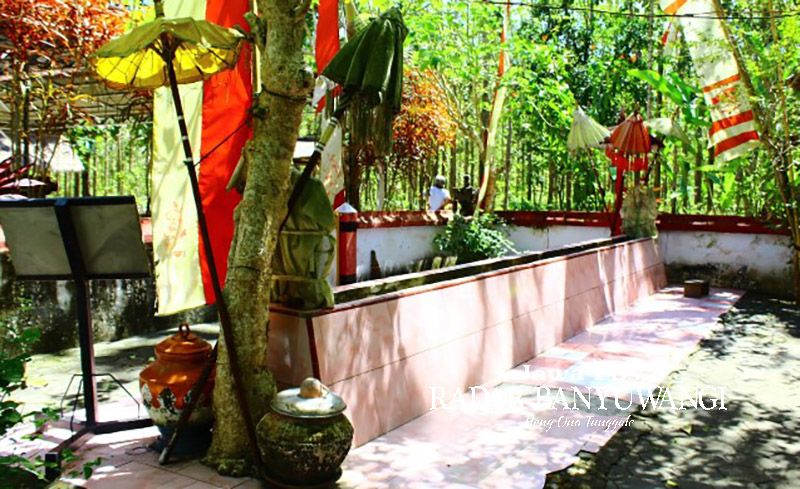 TOMBAK KERAMAT: Lokasi makam Mbah Dowo di area hutan jati Dusun Kutorejo, Desa Kalipait, Kecamatan Tegaldlimo, Banyuwangi.
