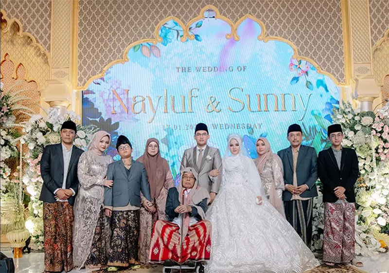SUKA CITA: Gus Kautsar (kiri), Ning Jazil (2 dari kiri) bersama Kiai Nurul Huda Jazuli (duduk) dalam resepsi pernikahan Ning Chasna dan Gus Sunny Rabu (17/1) malam lalu.