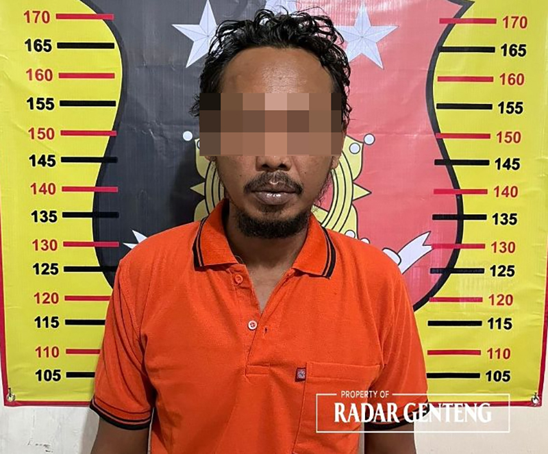 BEJAT: Tersangka persetubuhan anak di bawah umur Rudi Siswanto ditangkap anggota Polsek Purwoharjo Senin (22/1).