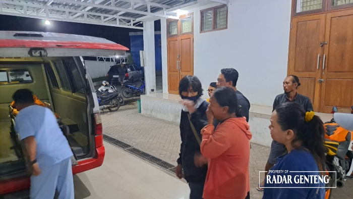 HISTERIS: Jenazah Suprihatin yang gantung diri di rumaah kosong Dusun Kepatihan, Desa/Kecamatan Cluring yang disimpan di kamar mayat RSUD Blambangan dijemput keluarganya pada Minggu (21/1) malam.