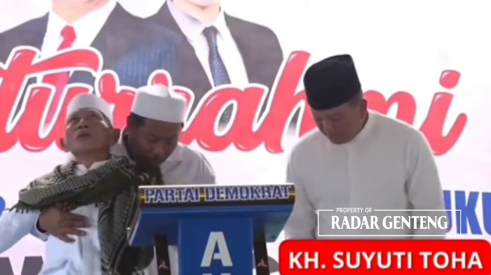 DIBOPONG: Tangkapan layar video yang memperlihatkan KH Suyuti Toha pingsan dan ditangkap KH Ahmad Wahyudi saat membaca doa di Pesantren Mansyaul Huda, Desa Kedungwungu, Kecamatan Tegaldlimo.