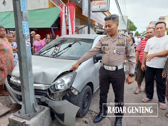 TKP: Mobil Daihatsu Ayla rusak berat setelah menabrak tiang LPJU di Jalan KH. Hasyim Ashari masuk Dusun Krajan, Desa Genteng Wetan, Kecamatan Genteng pada Minggu (21/1) siang.