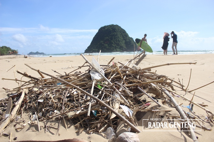 SISA-SISA: Sampah kiriman dari laut yang masih tersisa di Pantai Pulau Merah Dusun Pancer, Desa Sumberagung, Kecamatan Pesanggaran akibat siklon tropis anggrek Senin (22/1)