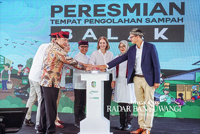 PELUNCURAN: Bupati Ipuk didampingi Menpan-RB Abdullah Azwar Anas dan sejumlah mitra pemkab menekan tombol sebagai simbol peresmian TPS Balak pada pertengahan September 2023.