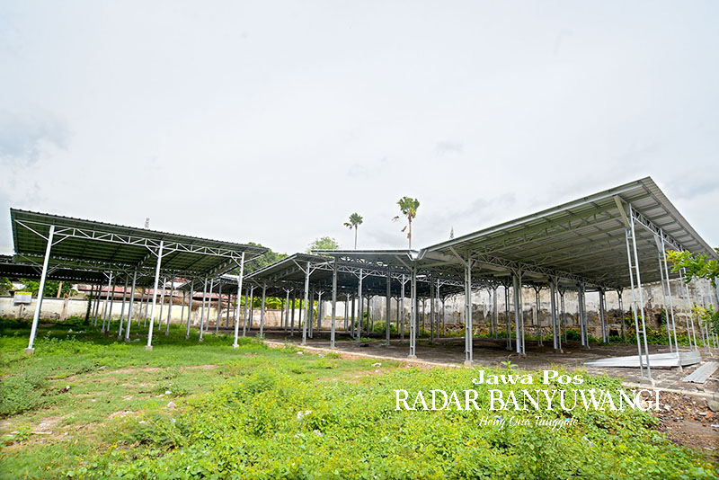 BERBAHAN BAJA RINGAN: Bangunan di kawasan Gedung Wanita Paramitha Kencana ini bakal dimanfaatkan sebagai tempat relokasi pedagang Pasar Banyuwangi.