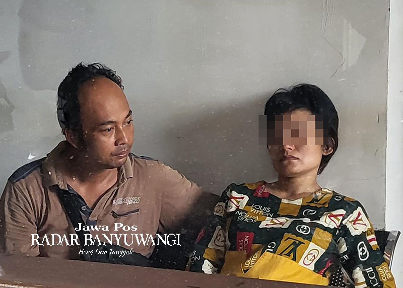 BERSEDIH HATI: Ibu kandung EF, Ulyatul Sudah (kanan), saat berada di ruang jenazah RSUD Blambangan, Selasa (23/1).