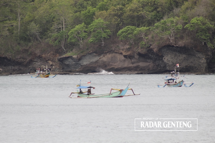 CARI AMAN: Sejumlah perahu nelayan bersandar karena angin yang kencang di sekitar Perairan Grajagan, Kecamatan Purwoharjo Selasa (23/1).