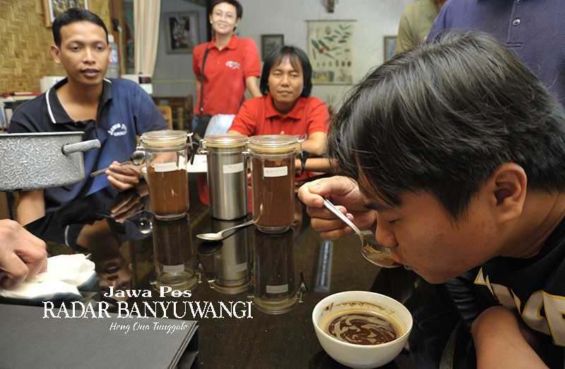 Ilustrasi minum kopi.