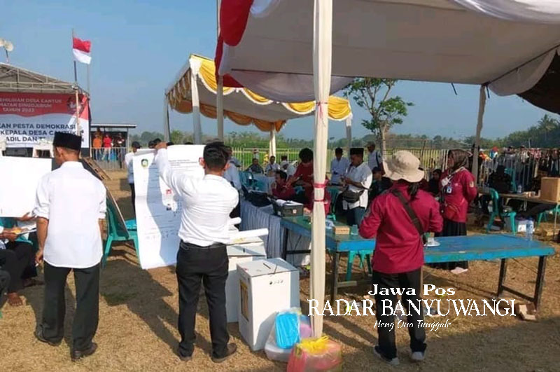 BERJALAN LANCAR: Penghitungan suara dalam Pilkades Cantuk pada 25 Oktober 2023 lalu.