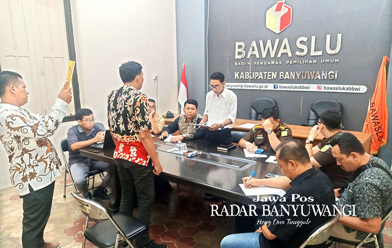 KLARIFIKASI: Ketua Bawaslu Adrianus Yansen Pale mengambil sumpah Hardiyono di kantor Bawaslu Banyuwangi, Selasa (23/1).