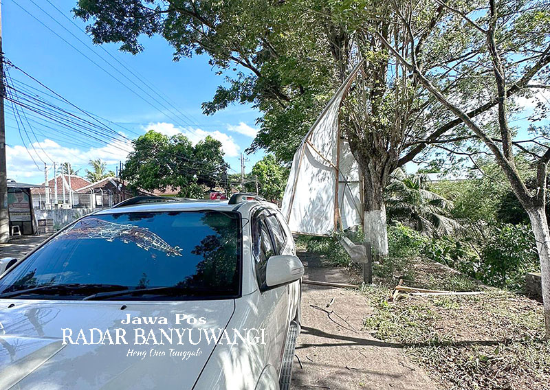 RUSAK: Kondisi mobil Sopiah usai tertimpa baliho milik caleg DPR RI PKS di jalan raya Singonjuruh, Minggu lalu (21/1).