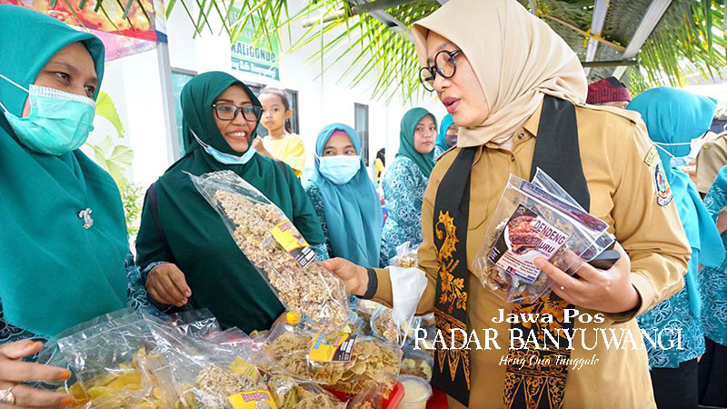 TINGKATKAN PENDAPATAN: Bupati Ipuk Fiestiandani memborong makanan olahan berbahan ikan di Desa Kaligondo, Kecamatan Genteng, beberapa waktu lalu.