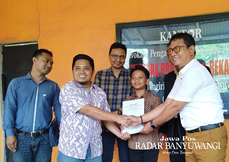 BERAKHIR DAMAI: Ribut Puryadi, Hendra Prastowo, serta Farel Prayoga menerima akta pembatalan kerja sama dari kuasa hukum PT Sembilan Nol Lima, Nur Hadi (kiri), Rabu (24/1).