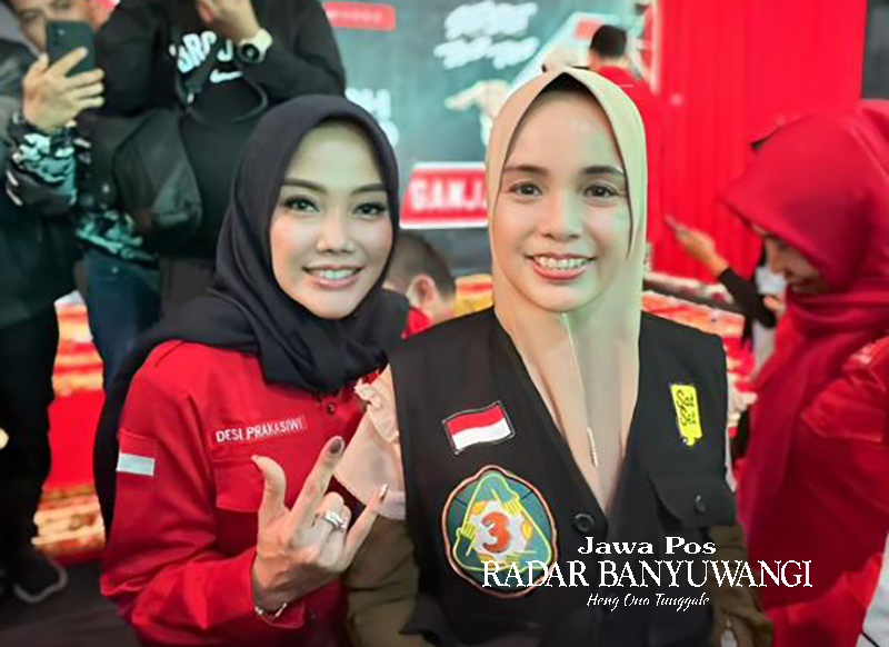 SIAP MENANGKAN GANJAR-MAHFUD: Siti Atiqoh Supriyanti (kanan) dan Caleg PDI Perjuangan Dapil 3 Banyuwangi Desi Prakasiwi