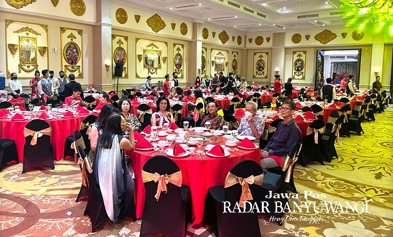 PENGALAMAN BERKELAS: Acara gala dinner Imlek Tahun 2023 di Blambangan Ballroom Hotel Aston Banyuwangi berlangsung meriah.