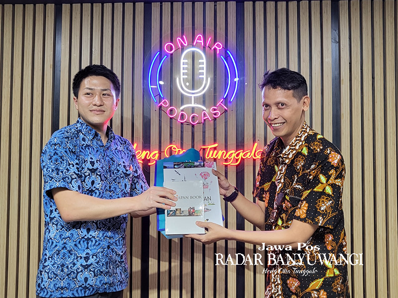 KERJA SAMA: Nakagome Kota memberikan buku dan brosur program kerja sama pendidikan Jepang-Indonesia kepada GM Jawa Pos Radar Banyuwangi Rahman Bayu Saksono di ruang podcast Grha Pena, Rabu (24/2).