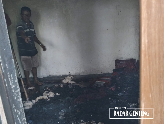 JADI ARANG: Warga membersihkan puing-puing lemari baju yang terbakar di rumah Sugiyanto Dusun Mulyosari, Desa Sumbermulyo, Kecamatan Pesanggaran pada Selasa (23/1) sore.