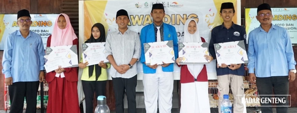 KREATIF: Rektor UIMSYA Dr KH Ahmad Munib Syafaat Lc MEI (tengah), Warek 1 Drs Eko Budywono MH (kiri), dan Dekan FDKI Agus Baihaqi SAg MIKom (kanan) bersama para siswa yang menang dalam lomba video kre