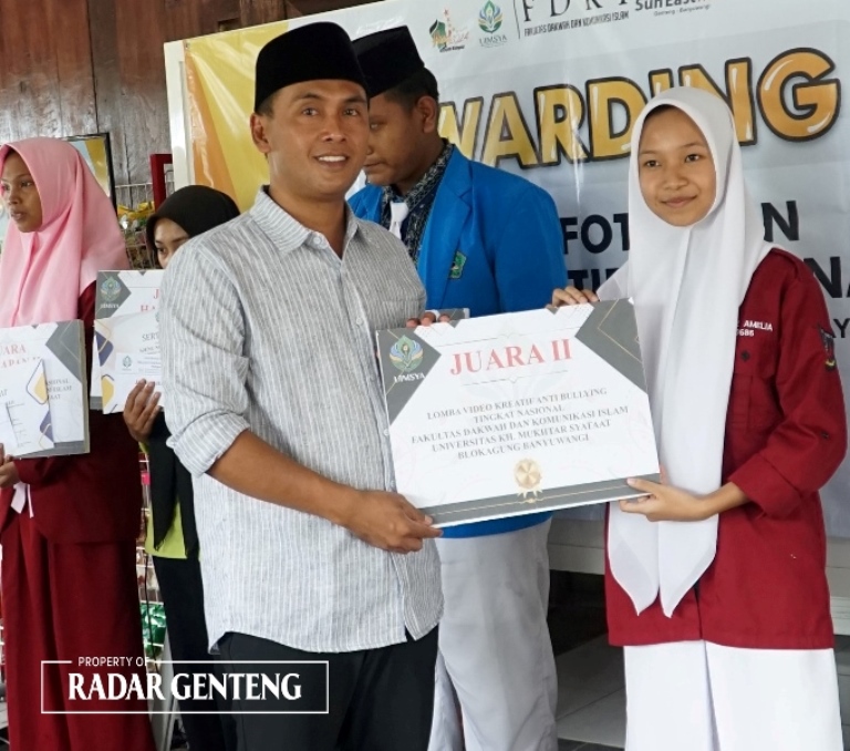 ANTI BULYING: Rektor UIMSYA Dr KH Ahmad Munib Syafaat Lc MEI menyerahkan sertifikat juara II lomba video kreatif pada siswa SMAN Purwoharjo.