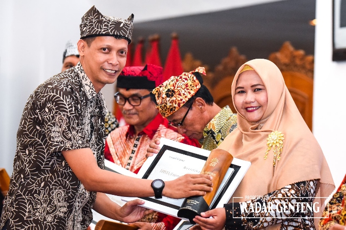 MEMBANGGAKAN: GM Jawa Pos Radar Banyuwangi Rahman Bayu Saksono (kiri) menyerahkan sertifikat UIMSYA sebagai Perguruan Tinggi Islam terbaik 2023 pada perwakilan UIMSYA Dr Nur Anim Juhariyah MSi.