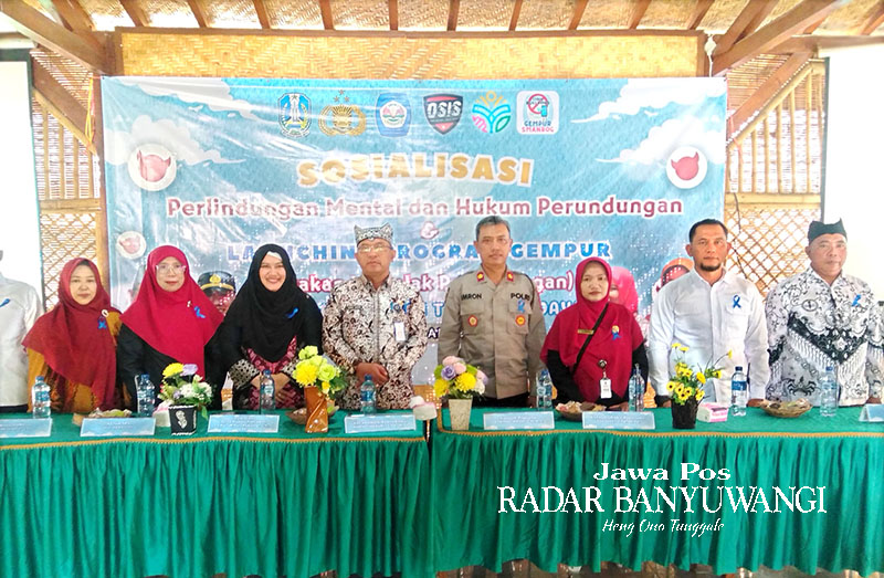 Kacabdin Pendidikan Jatim Wilayah Banyuwangi Ahmad Jaenuri, Kapolsek Rogojampi Kompol Sudarsono, Kepala SMAN 1 Rogojampi Taruna Budaya Elis Santi MPd me-launching aplikasi Gempur.