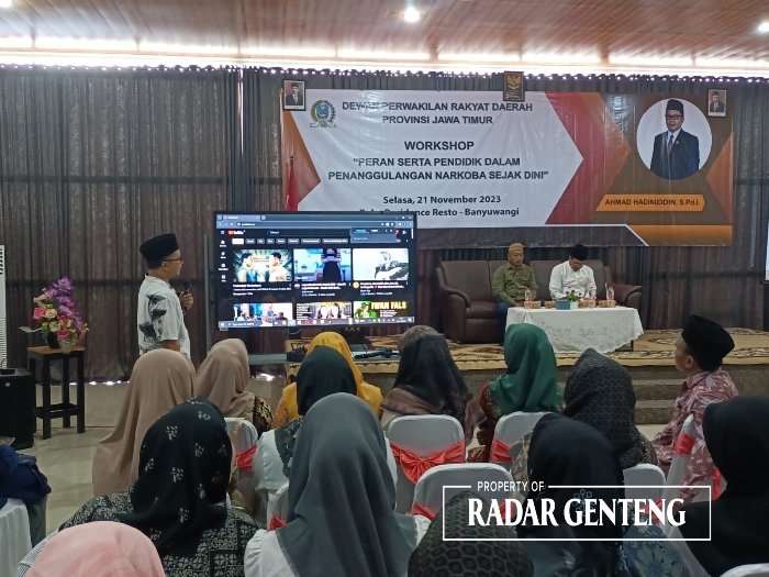 TEKNOLOGI: Ahmad Hadinuddin mengenalkan Smart Madrasah pada guru madrasah dengan pengajaran menggunakan sistem digitalisasi.
