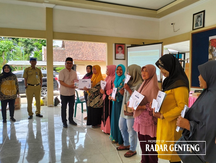 PEDULI: Ahmad Hadinuddin didampingi Sekretaris Dinsos Banyuwangi menyerahkan bantuan dalam program pengembangan kegiatan masyarakat untuk meningkatkan kualitas keluarga bagi keluarga perempuan pekerja