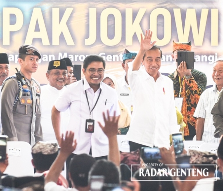 KSP: Handoko saat mendampingi Presiden RI Joko Widodo untuk menemui warga yang ikut dalam Tora di RTH Maron, Desa Genteng Kulon, Kecamatan Genteng pada Rabu (27/12/2023)