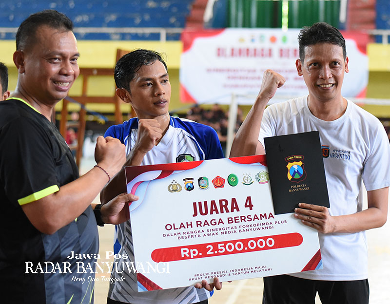JUARA EMPAT: GM Radar Banyuwangi Bayu Saksono yang berpasangan dengan Nurul Yaqin berhak mendapatkan uang pembinaan Rp 2,5 juta.