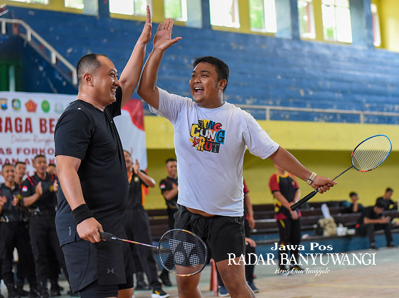 SALING SUPPORT: Pasangan Kombespol Nanang Haryono-Ramada Kusuma tampil ciamik setelah menaklukkan duet Putu Eka Darmawan-Randy Asdar.