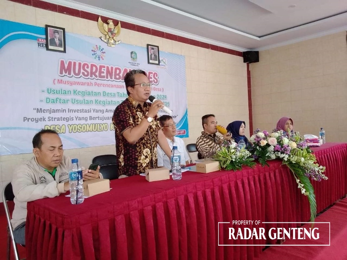 BERSAMA: Rudi H Latif (bediri) saat menyampaikan paparan terkait pemerintahan di Desa Yosomulyo, Kecamatan Gambiran