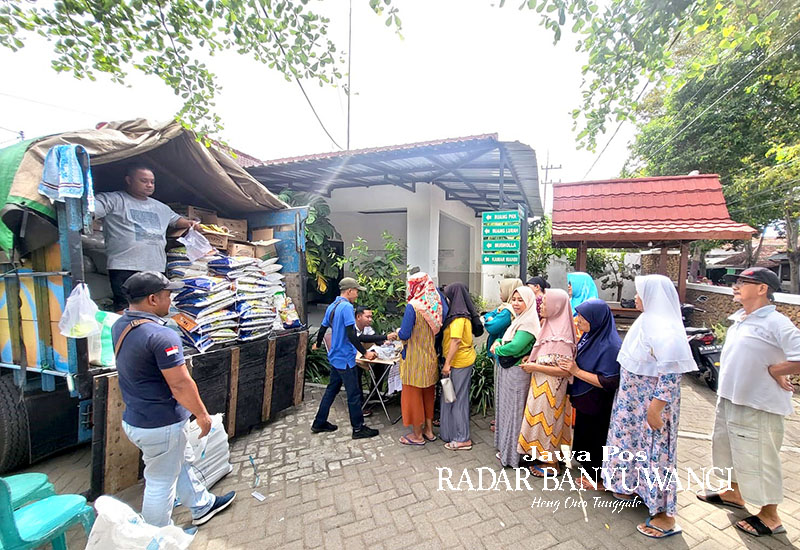 LEBIH MURAH: Warga antre membeli beras pada operasi pasar di wilayah Kecamatan Giri, Banyuwangi.