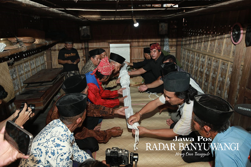 TRADISI LELUHUR: Warga Lingkungan Cungking menggelar ritual Resik Kagungan dengan memandikan tombak Kiai Gagak Rimang, Kamis (25/1).