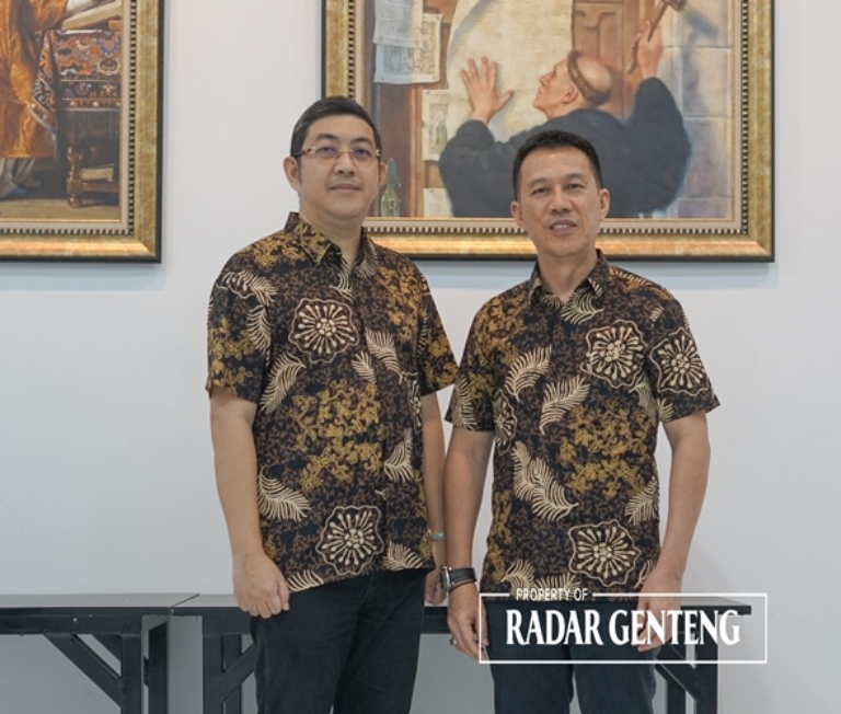 PIMPINAN: Penasihat SKA Genteng, Angka Wijaya Irawan (kanan) bersama Ketua BPP SKA Genteng Yoseph Librata Poeguh ST.